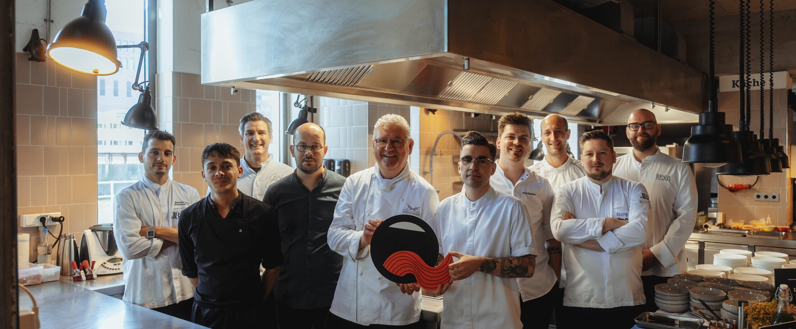 Eine sehr lange Schlange Menschen steht vor dem Restaurant Feuerdrache an. 