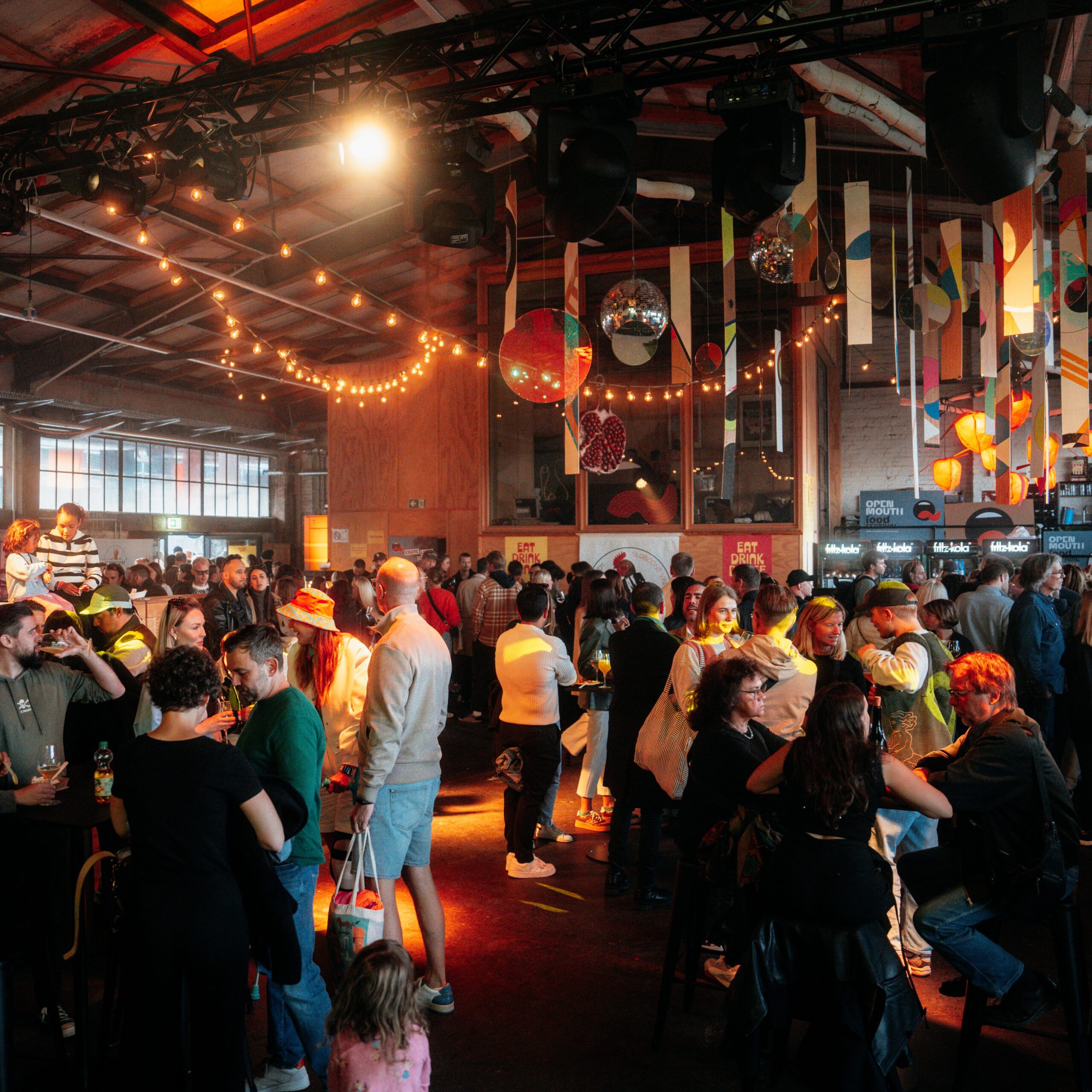 Ein Koch steht am Herd mit dem Rücken zur Kamera. Auf dem T-Shirt prangt der Schriftzug: Ich koche.