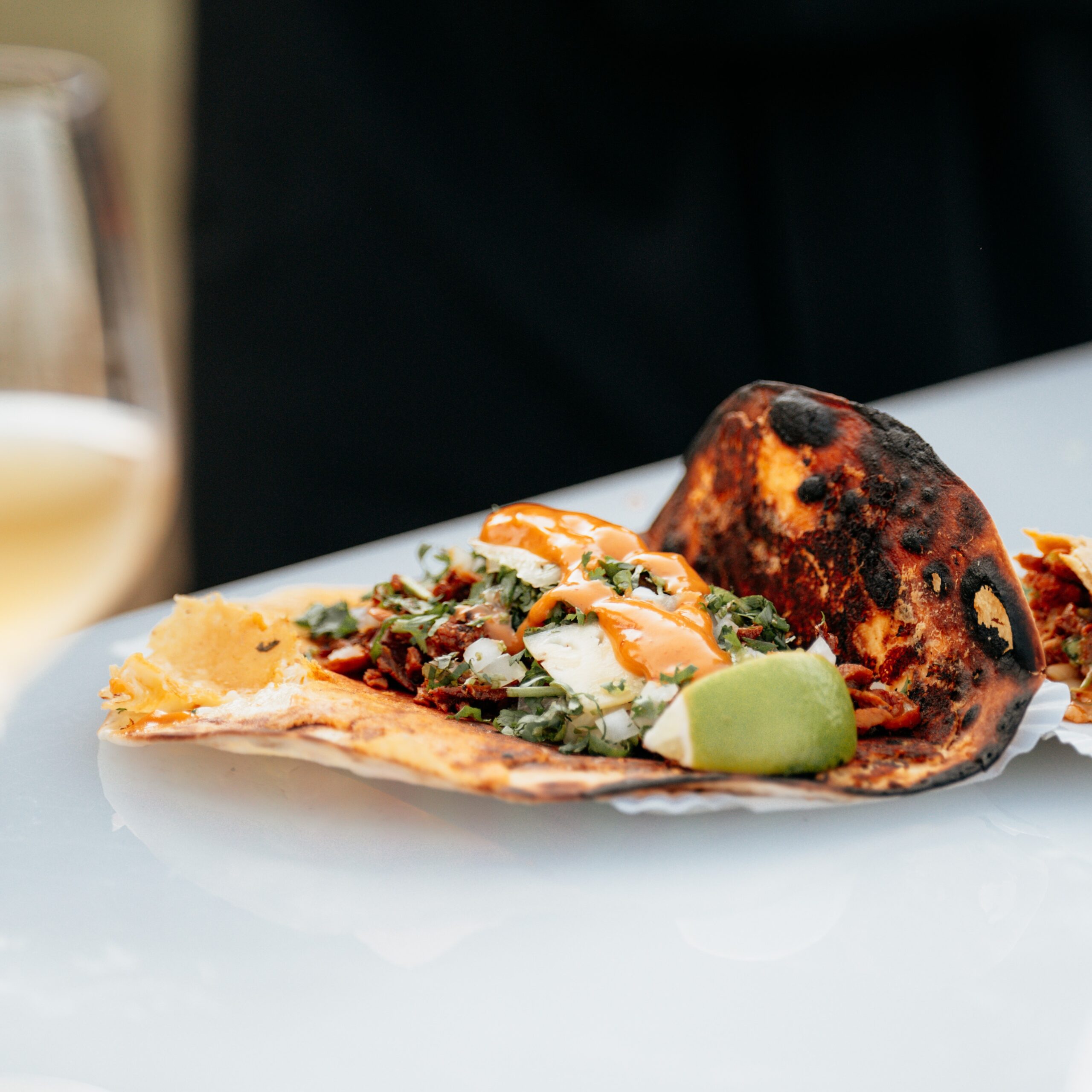 Eine Vorspeise wird serviert.